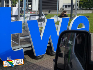 Geveltekst grote doosletters monteren